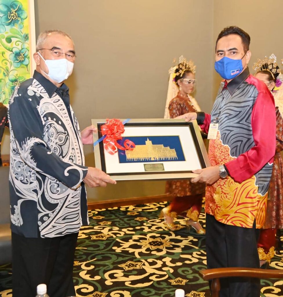 This image has an empty alt attribute; its file name is foto-istana-melaka-01-976x1024.jpg